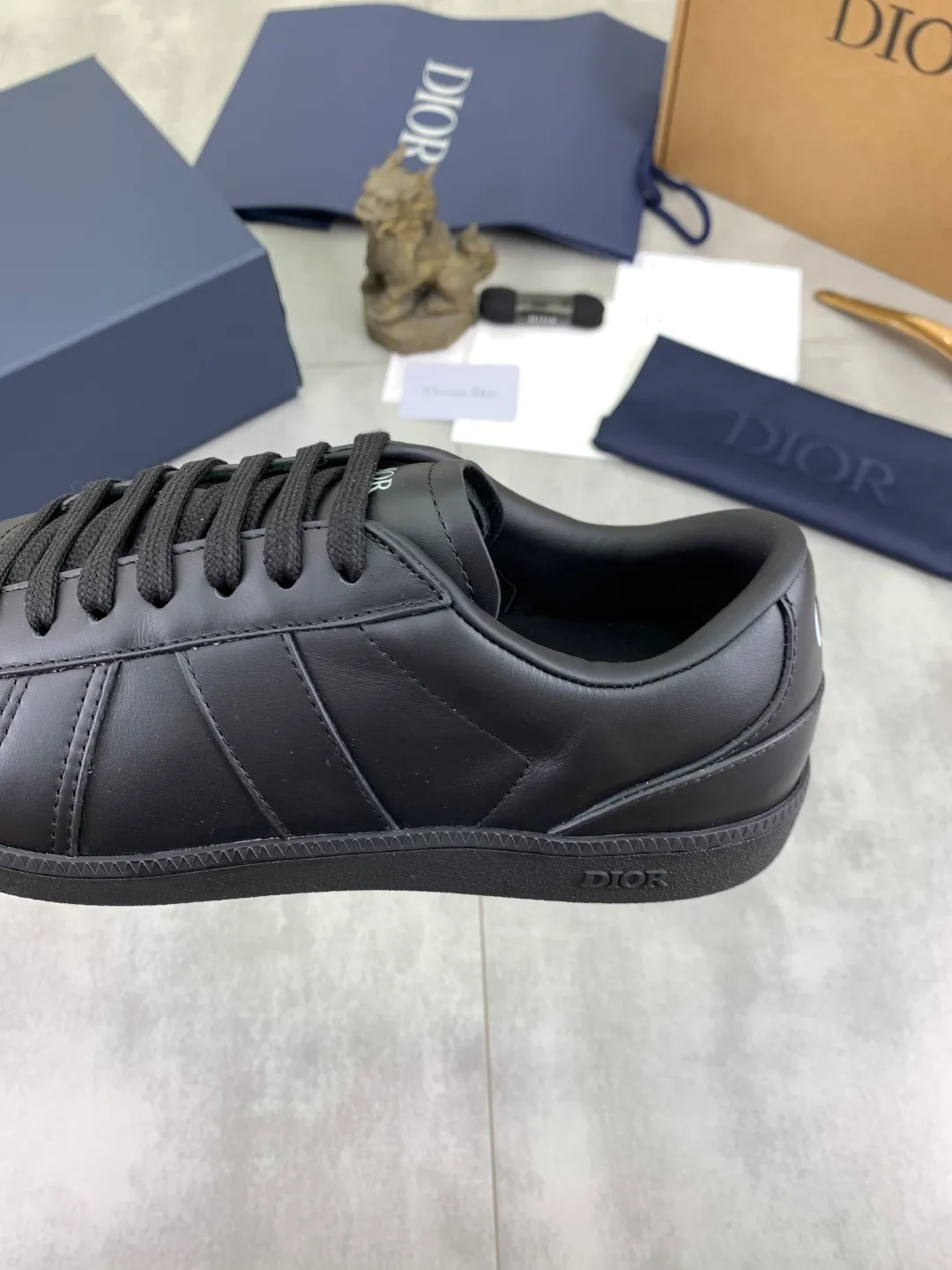 Men's men's shoes 💰P542 New Dior B01 top version of moral training shoes! ! ! White first-layer cowhide, fully oiled upper, original TPU molded outsole. New to the Fall 2025 collection, this sneaker marks the return of Dior’s classic style, reinterpreted in a stylish and elegant silhouette. Crafted from white smooth first-grain cowhide with a tonal silk sheepskin lining, it features the Dior logo on the tongue and inner sides, and a CD icon on the heel. Paired with Tpu anti-slip soles of the same color, it can be matched with various styles to create a sophisticated look.  Code number: 39-45 Complete package with airplane box